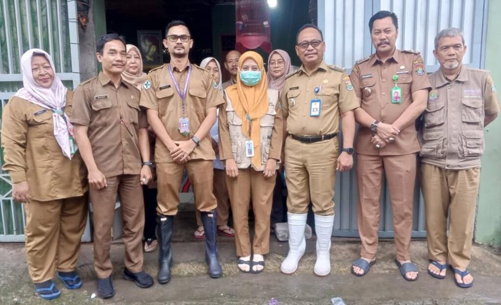 Kegiatan Pengobatan Gratis Warga Terdampak Banjir Cilampe Kelurahan Salembaran Jaya