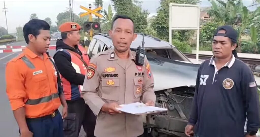 PALANG PINTU PERLINTASAN KERETA API TIDAK DITUTUP. KA WIJAYA KUSUMA MENABRAK SEBUAH MOBL DI JEMBER