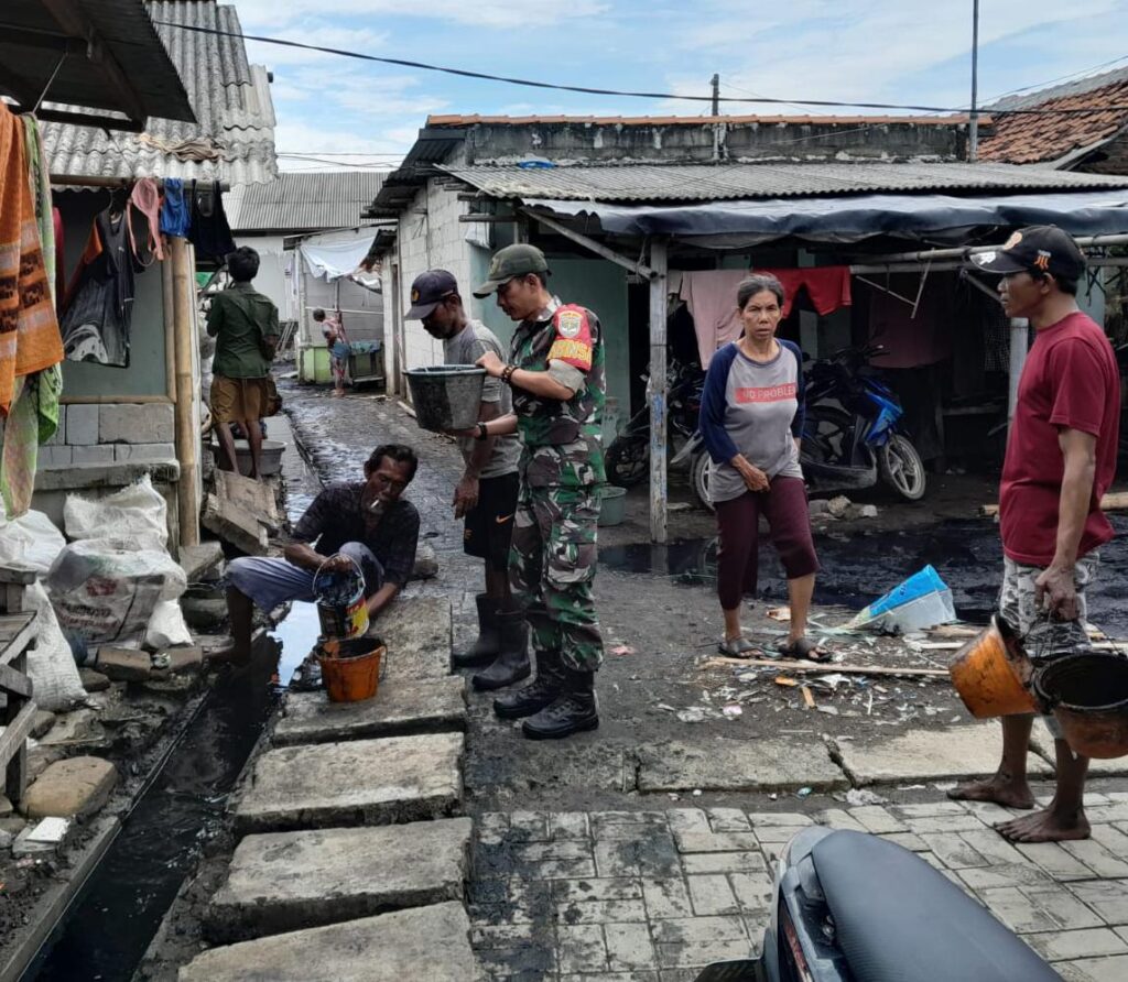 Sertu Adi Sancipto Anggota Koramil 01/Teluknaga Ajak Warga Kerja Bakti di Desa Tanjung Pasir