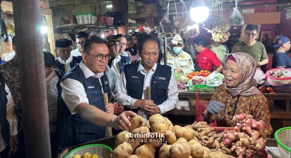 Pantau Harga Sembako di Pasar Tomang Barat, Mendag Pastikan Pasokan Terjamin