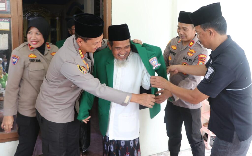 Kapolres Metro Tangerang Safari Ramadan, Kunjungi Pengasuh Ponpes Daarul Anshor KH. Entis Sutisna