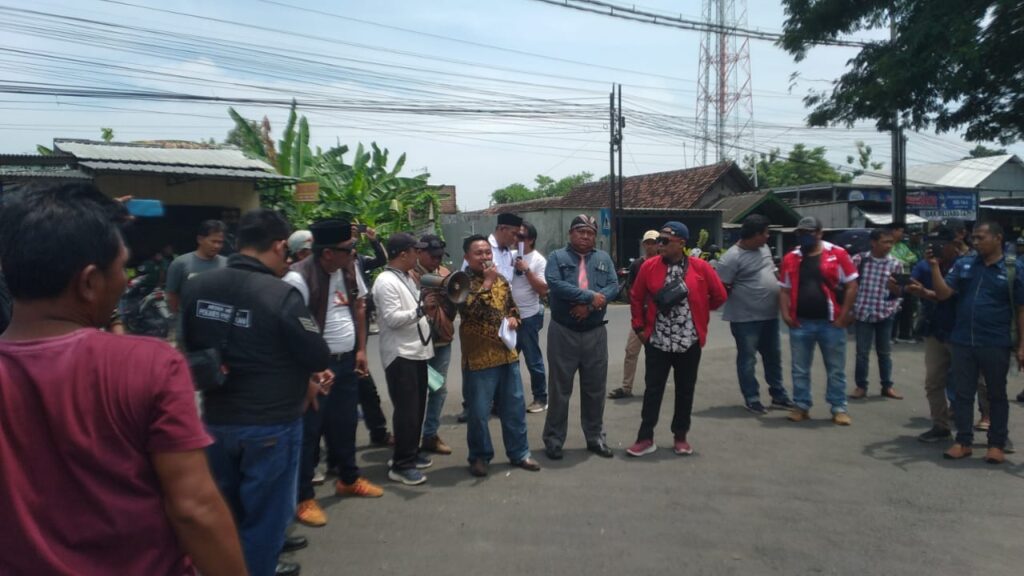 Forum Lembaga Perlindungan Konsumen Swadaya Masyarakat Bersama LSM Luruk PT. Tirta Inves Pertanyakan Kemurnian Air Mineral Aqua Pasuruan.