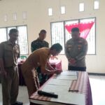 Hardi,SE menyampaikan apresiasi kepada camat lama atas dedikasi dan kontribusinya selama memimpin Kecamatan Topos. IMG-20251118-WA0128