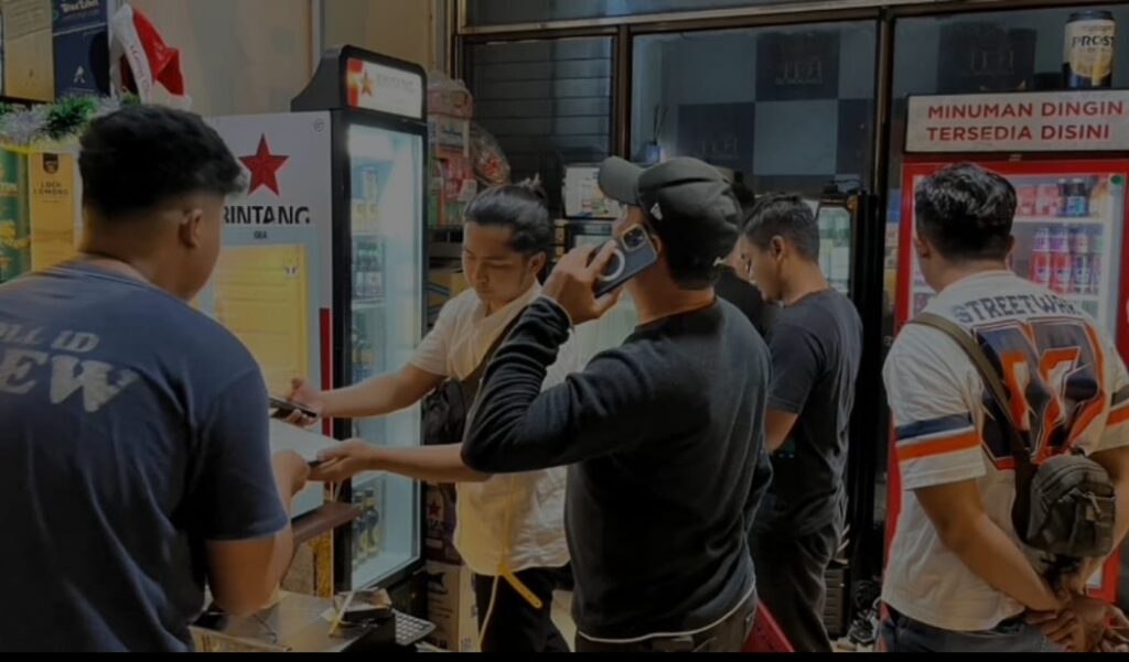 Tim Satreskrim Polres Pasuruan Kota Gerebek Showroom Vespa, Diduga Jual Miras dan Jadi Tempat Maksiat