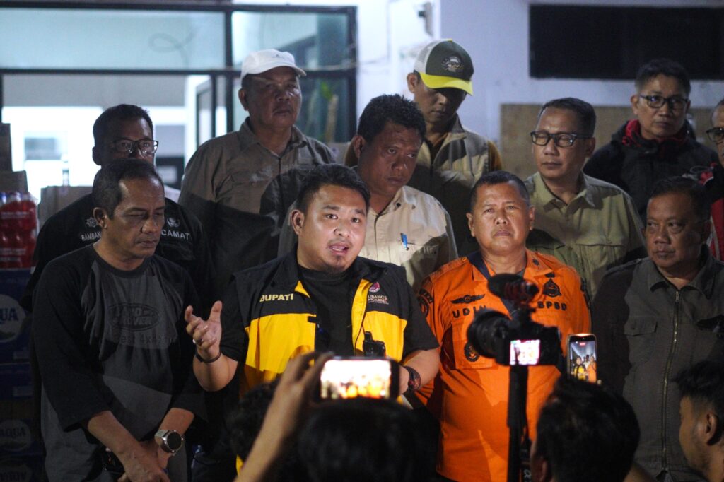 TENGAH MALAM TINJAU BOBOS, KANG REY PASTIKAN SELURUH WILAYAH TERDAMPAK HARUS TERSENTUH BANTUAN