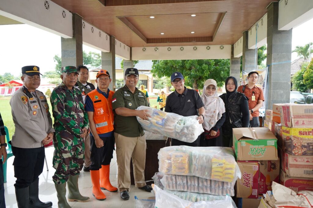 Wakil Bupati Subang Tinjau dan Serahkan Bantuan bagi Warga Terdampak Banjir di Kecamatan Ciasem*