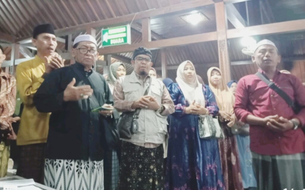 Empat Bus Peziarah, Kades Orwet dan Warga Lakukan Ziarah Wali Limo di Jawa Timur