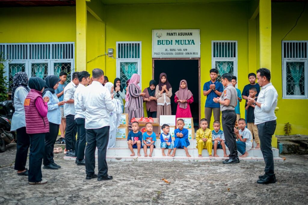 Polres Rohul Pertegas Peran Humanis Polri di Bulan Ramadhan, Kapolres Pimpin Langsung Penyaluran Bansos di Tiga Kecamatan