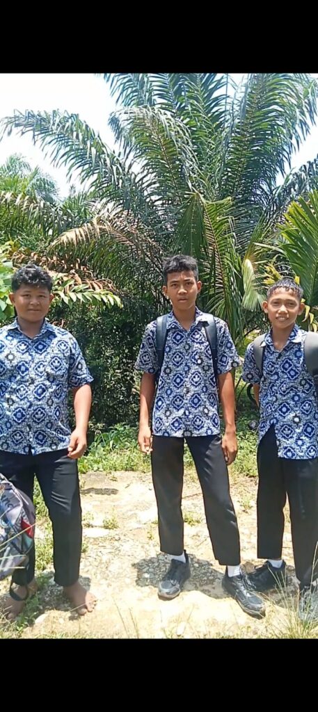 Pemerintah Daerah Rokan Hulu Lamban Merespon Pumutusan Akses Jalan Oleh PT.Padasa Enam Utama,Siswa Terpaksa Tempuh Jalur Rusak.