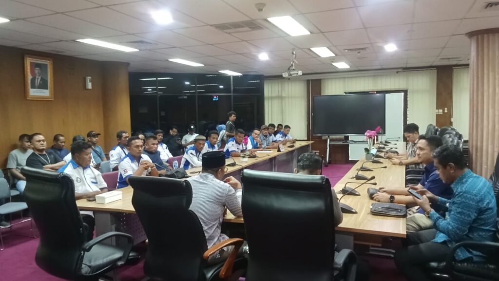 AUDIENSI BURUH DI DPRD RIAU DIWARNAI DUKA, FSPMI TEKAN 6 TUNTUTAN