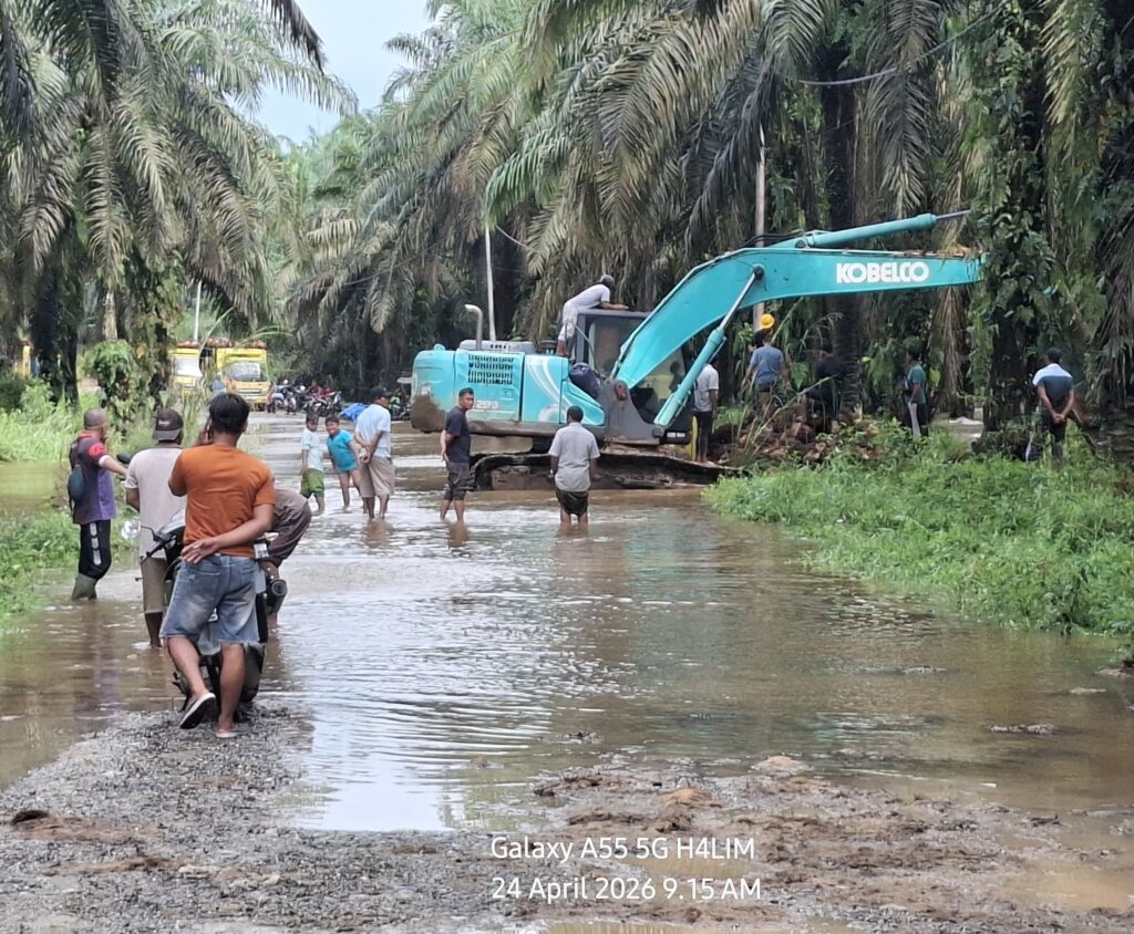 Jalur ke PT KCN Lumpuh, Truk Muatan Buah Terguling Diterjang Banjir