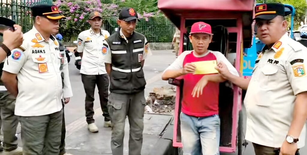Satpol PP Koja Gelar Aksi Sinergi “Rabu Tertib”. Fokus Tertibkan PKL di Trotoar