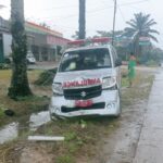 Ambulans Desa Giti Terperosok ke Parit di Tandun, Diduga Hindari Motor