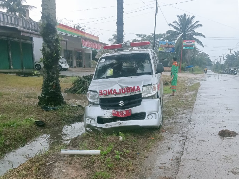 Ambulans Desa Giti Terperosok ke Parit di Tandun, Diduga Hindari Motor