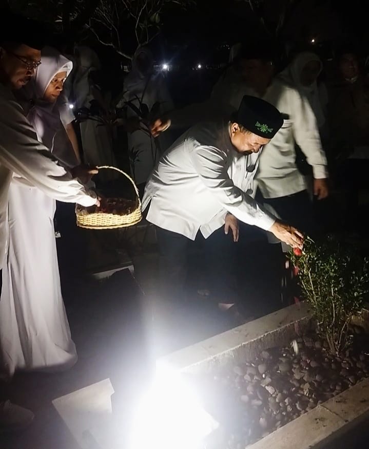 Jajaran Kemenag Kota Bekasi ziarah ke TMP Patriot Bangsa. Dipimpin Plt. Ka. Kemenag