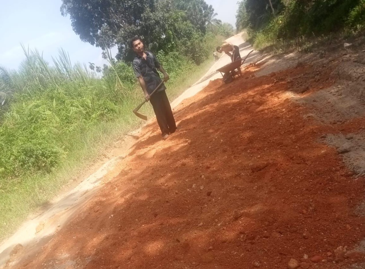 Gotong Royong Laskar RMRB Perbaiki Akses Jalan di Rokan Hulu