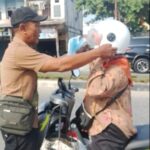 Di Tengah Kabut Asap Karhutla, RMRB, LSM KOREK dan PWRI Rohul Bergerak Salurkan Masker kepada Pengguna Jalan